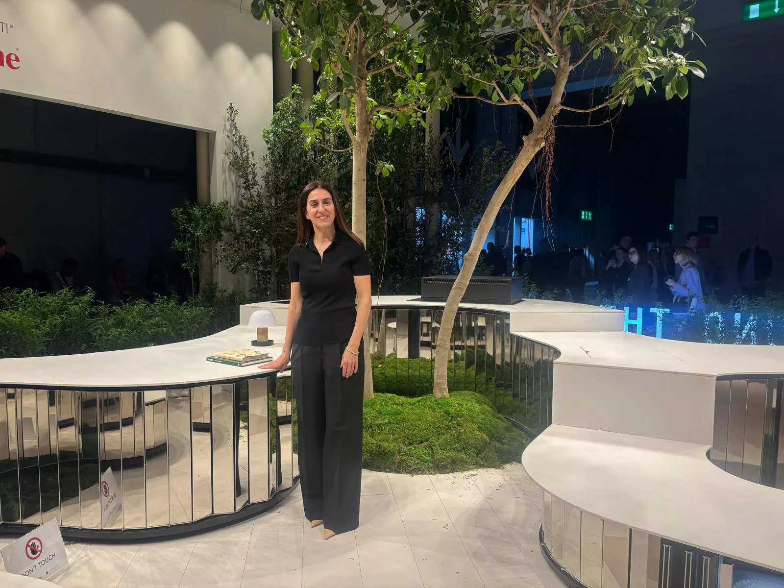 Denise Archiutti, membro del cda di Veneta Cucine, davanti alla nuova cucina outdoor Oltre