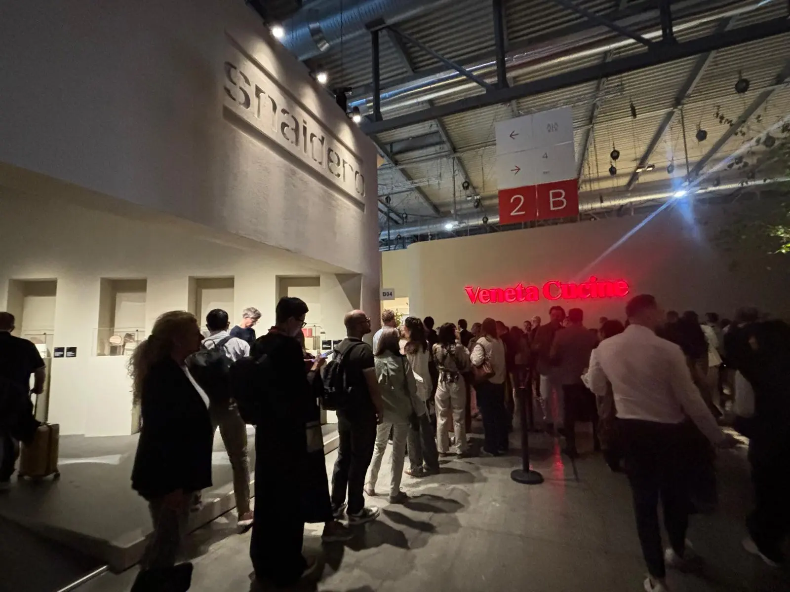 La coda dei visitatori agli stand di Snaidero e Veneta cucine al Salone del Mobile