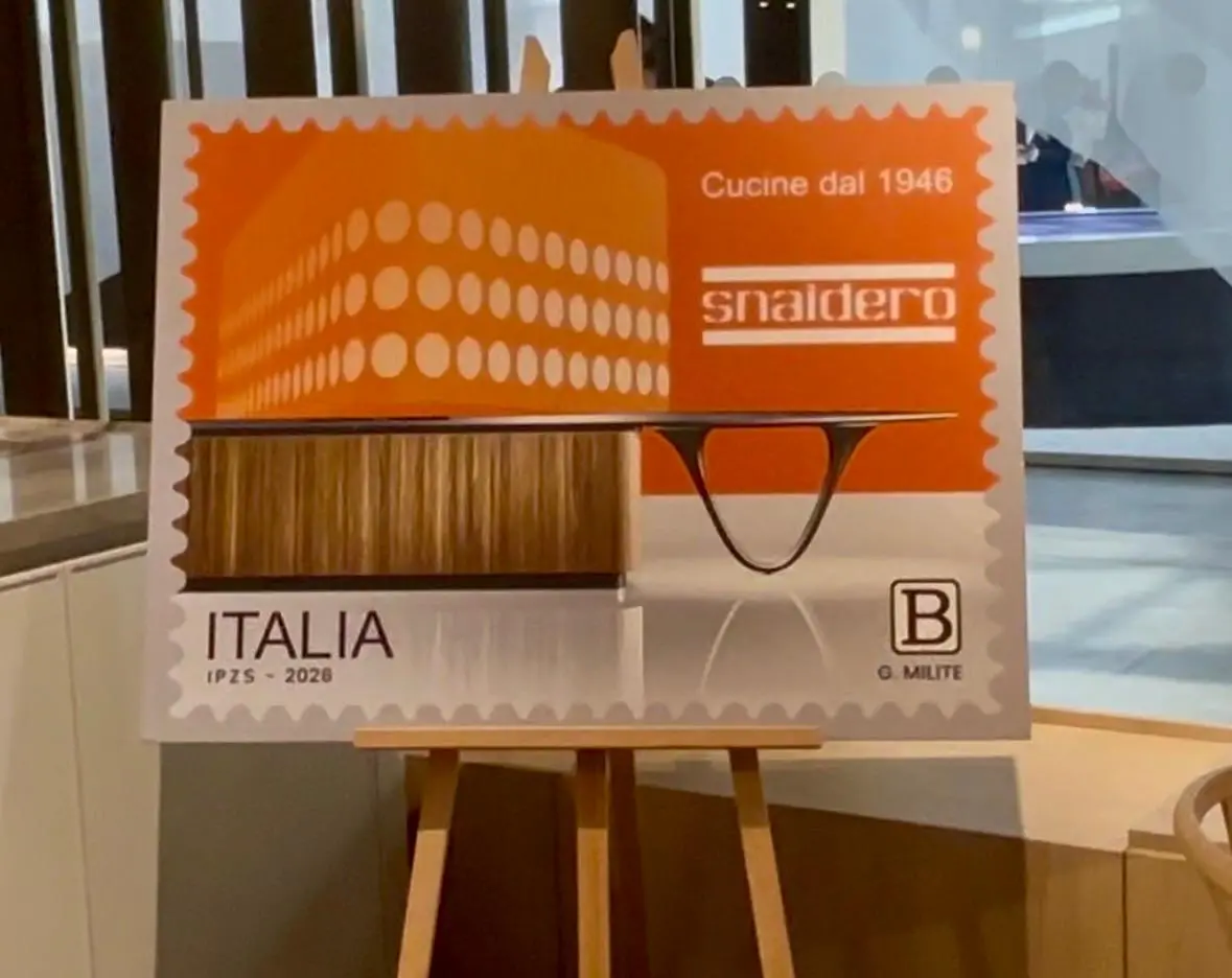 Il francobollo presentato ieri al Salone del mobile dedicato dal Mimit agli 80 anni di Snaidero