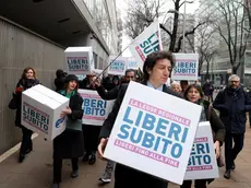 Marco Cappato durante una raccolta firme per una legge sul fine vita