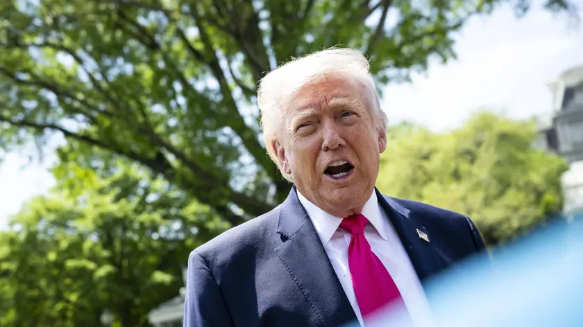 Washington. Il presidente degli Stati Uniti Donald J. Trump parla ai giornalisti sul prato sud della Casa Bianca prima di imbarcarsi sull'elicottero Marine One