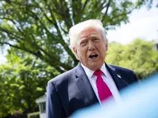 Washington. Il presidente degli Stati Uniti Donald J. Trump parla ai giornalisti sul prato sud della Casa Bianca prima di imbarcarsi sull'elicottero Marine One