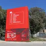 Il totem espositivo allÂ?accesso dei Giardini della Biennale di Venezia, 13 Marzo 2026. ANSA/ANDREA MEROLA