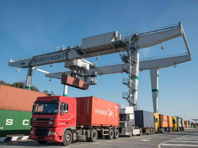 Una delle quattro gru elettriche a portale in funzione all'Interporto di Padova