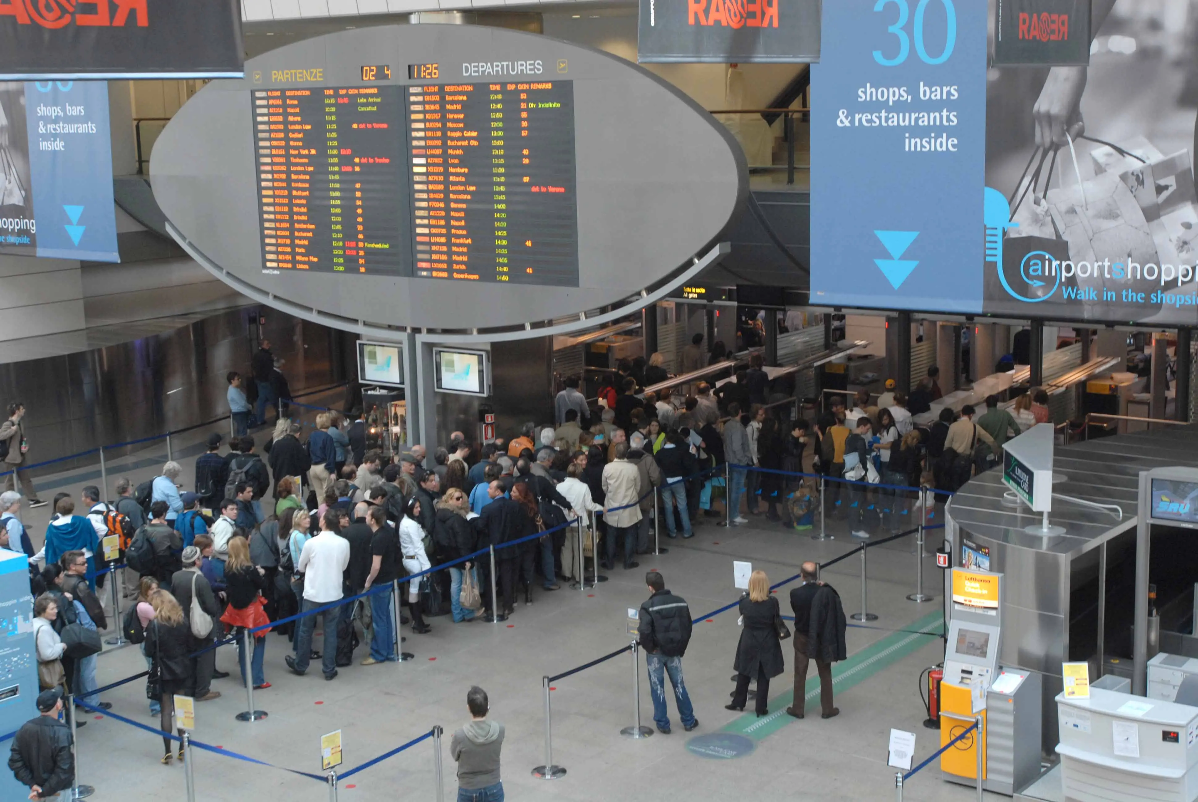 02/04/2007 Aeroporto Marco Polo , sciopero dipendenti Save Security Passeggeri in coda durante i controlli prima dell'imbarco
