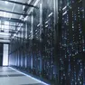 L’interno di un data center con gli armadi che contengono server e supercomputer