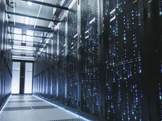 L’interno di un data center con gli armadi che contengono server e supercomputer