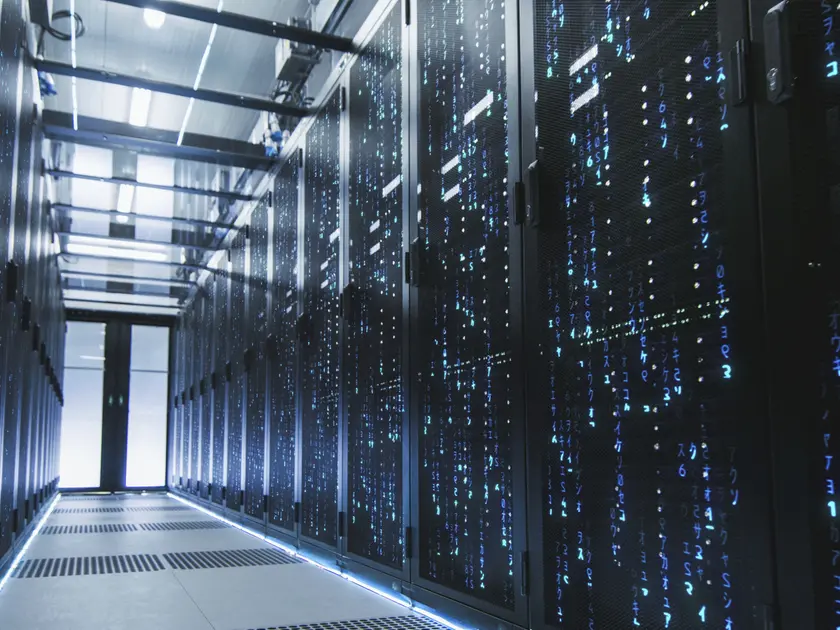 L’interno di un data center con gli armadi che contengono server e supercomputer