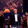 Donald Trump con sua moglie Melania (a sinistra) e la giornalista Weijia Jiang alla cena dei corrispondenti della Casa Bianca