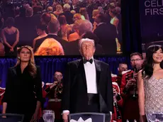 Donald Trump con sua moglie Melania (a sinistra) e la giornalista Weijia Jiang alla cena dei corrispondenti della Casa Bianca