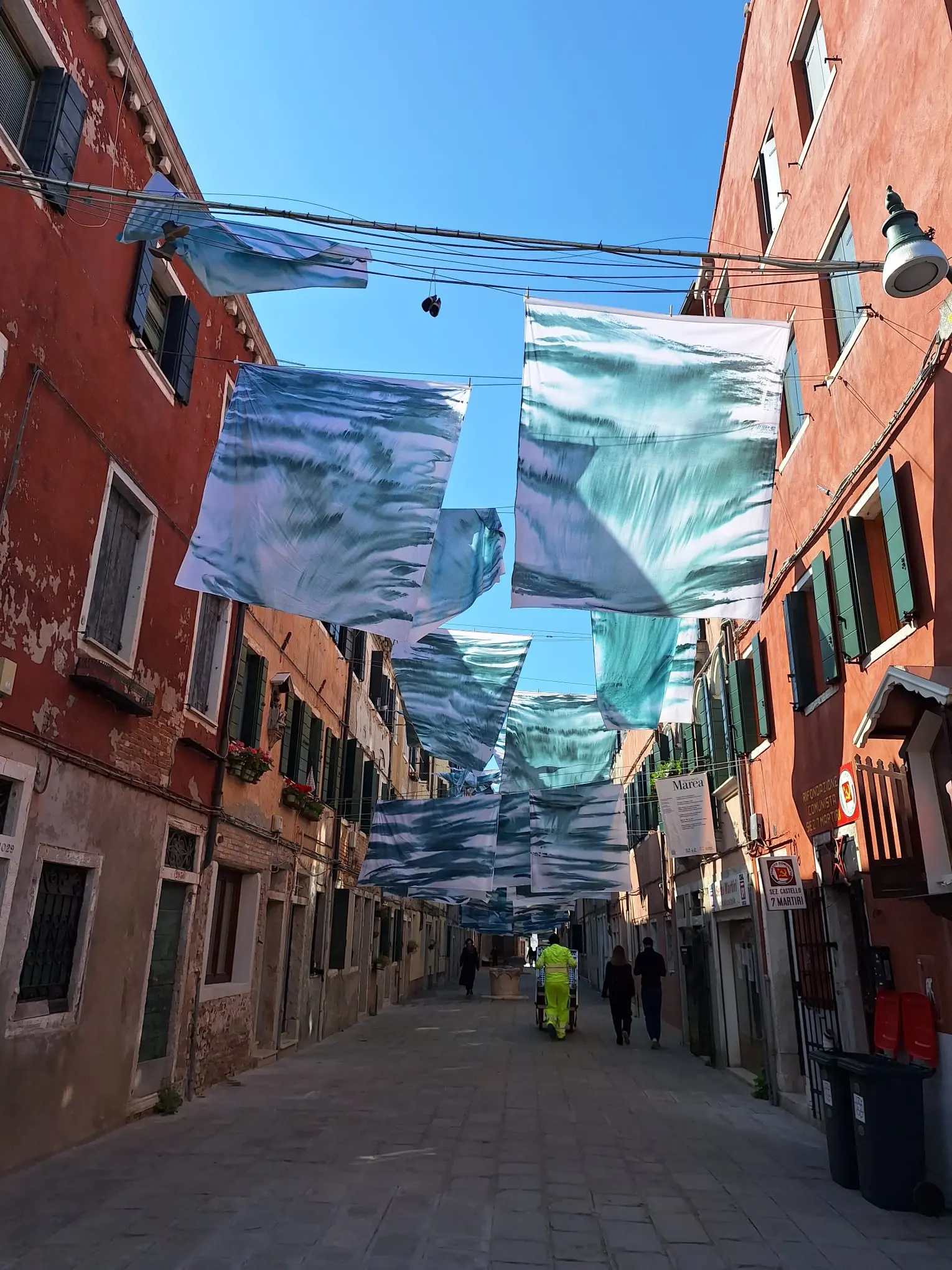 Lenzuola stese tra le case