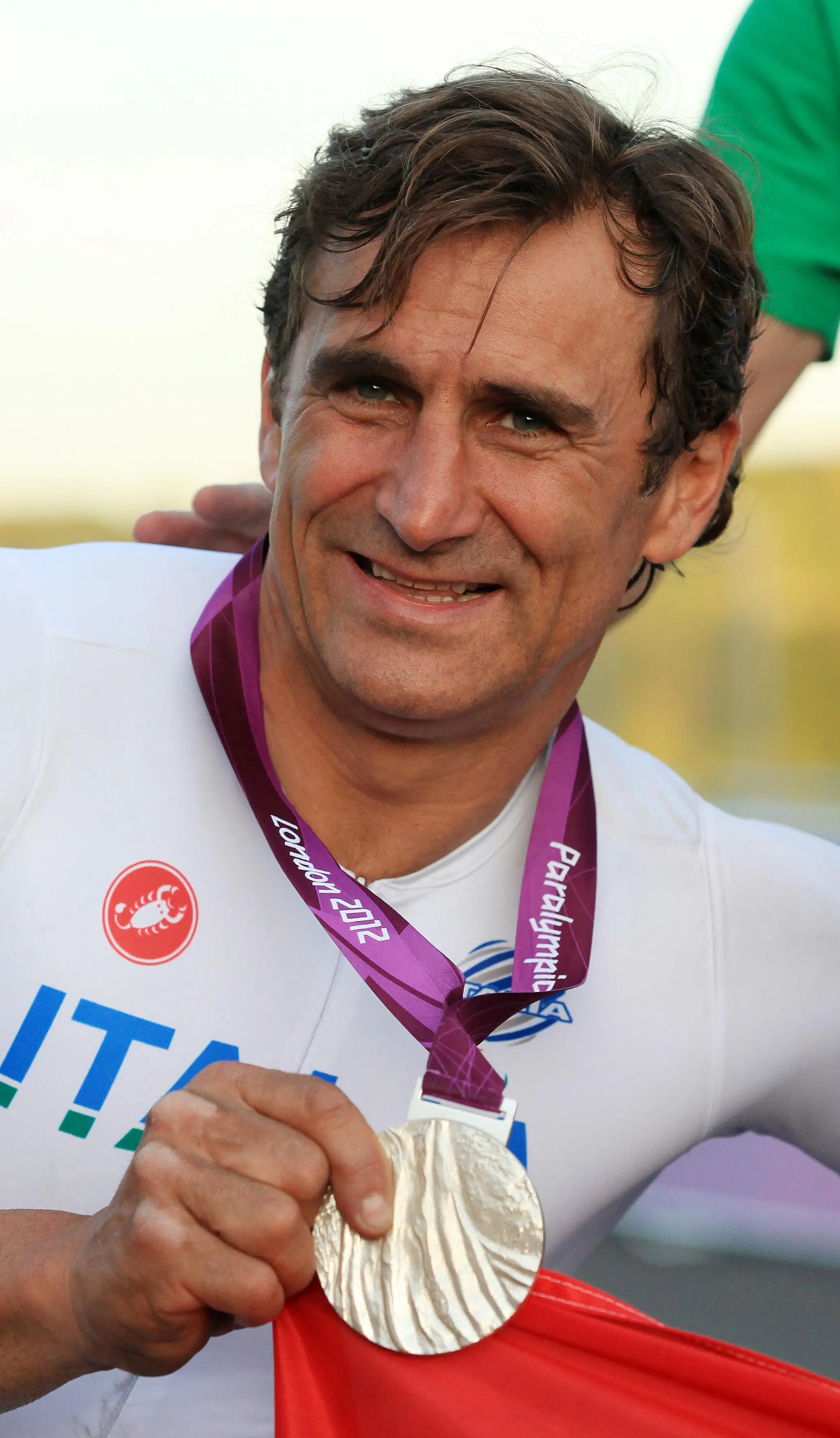 Alex Zanardi, prima campione di automobilismo e poi di ciclismo paralimpico, si è spento nella serata del 1° maggio. A giugno 2020 era rimasto coinvolto in un gravissimo incidente proprio in handbike durante una staffetta benefica e da allora non si era più ripreso. Ecco una selezione di foto della sua lunghissima carriera.