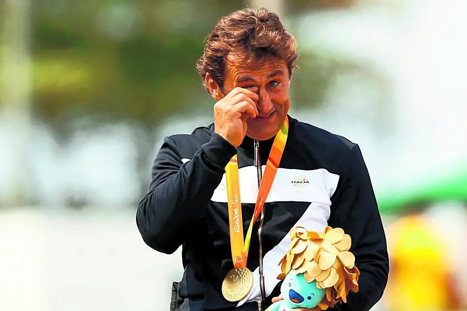 Alex Zanardi commosso durante una premiazione.