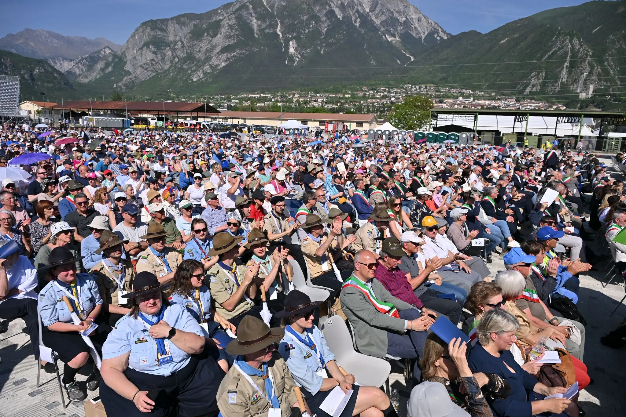 Circa 5 mila fedeli, 200 concelebranti e moltissime autorità. Alla Caserma Goi Pantanali di Gemona la messa di commemorazione delle vittime del terremoto, presieduta dal Cardinale Matteo Maria Zuppi. Ecco le immagini più belle (Foto Petrussi).