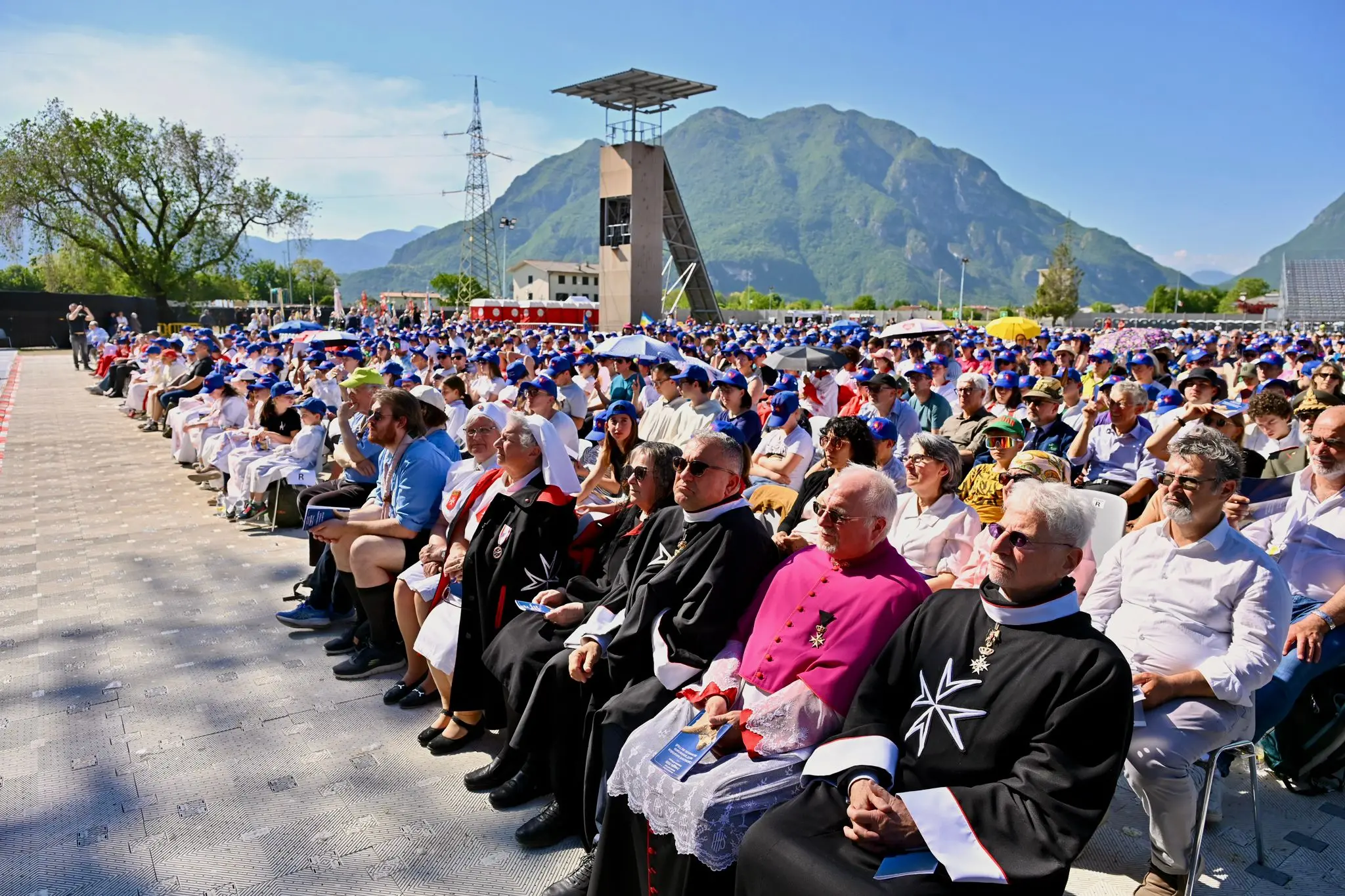 Circa 5 mila fedeli, 200 concelebranti e moltissime autorità. Alla Caserma Goi Pantanali di Gemona la messa di commemorazione delle vittime del terremoto, presieduta dal Cardinale Matteo Maria Zuppi. Ecco le immagini più belle (Foto Petrussi).