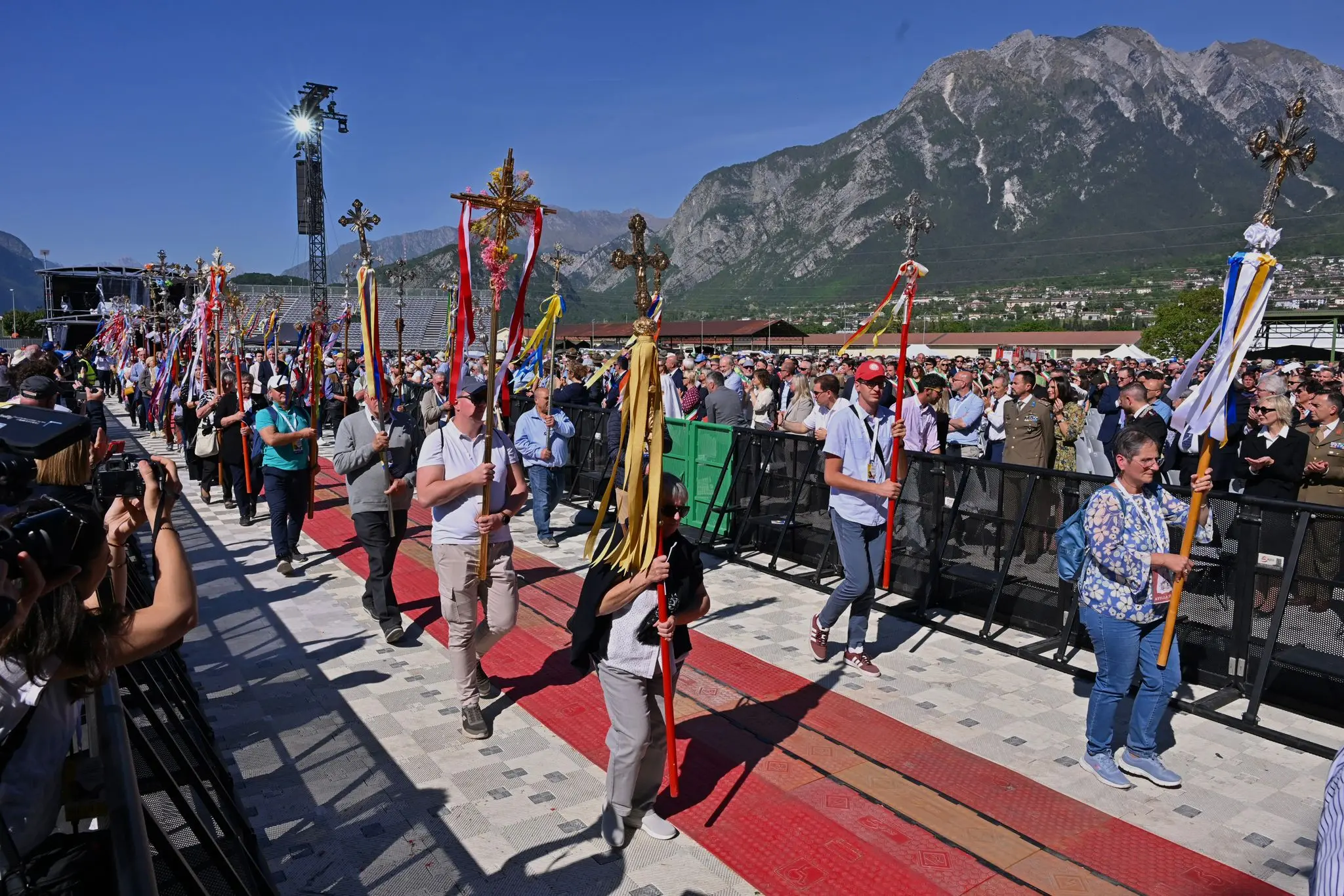 Circa 5 mila fedeli, 200 concelebranti e moltissime autorità. Alla Caserma Goi Pantanali di Gemona la messa di commemorazione delle vittime del terremoto, presieduta dal Cardinale Matteo Maria Zuppi. Ecco le immagini più belle (Foto Petrussi).