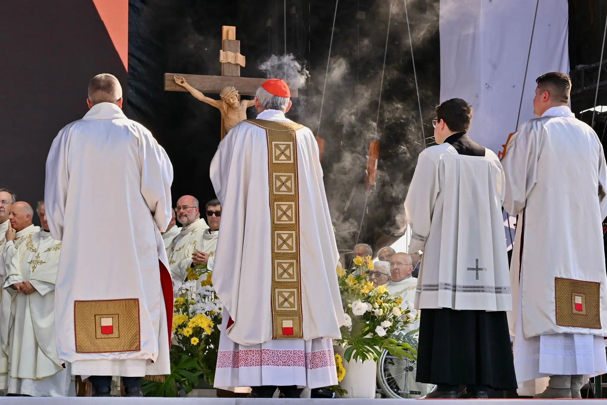 Circa 5 mila fedeli, 200 concelebranti e moltissime autorità. Alla Caserma Goi Pantanali di Gemona la messa di commemorazione delle vittime del terremoto, presieduta dal Cardinale Matteo Maria Zuppi. Ecco le immagini più belle (Foto Petrussi).