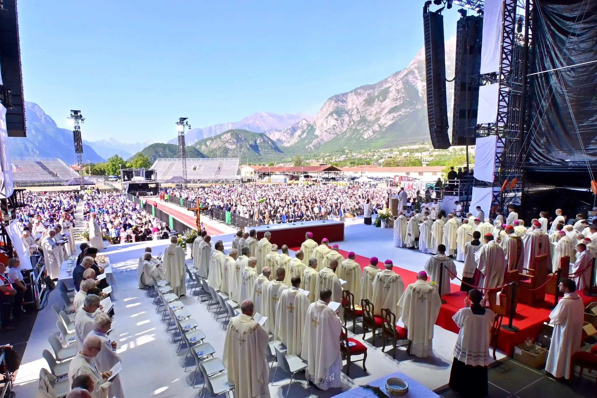 Circa 5 mila fedeli, 200 concelebranti e moltissime autorità. Alla Caserma Goi Pantanali di Gemona la messa di commemorazione delle vittime del terremoto, presieduta dal Cardinale Matteo Maria Zuppi. Ecco le immagini più belle (Foto Petrussi).