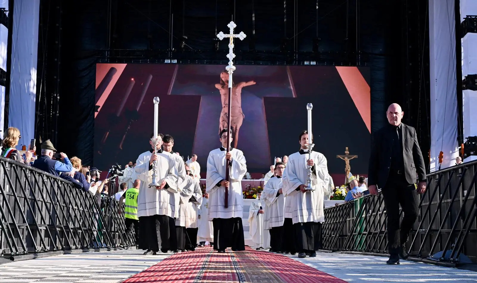 Circa 5 mila fedeli, 200 concelebranti e moltissime autorità. Alla Caserma Goi Pantanali di Gemona la messa di commemorazione delle vittime del terremoto, presieduta dal Cardinale Matteo Maria Zuppi. Ecco le immagini più belle (Foto Petrussi).