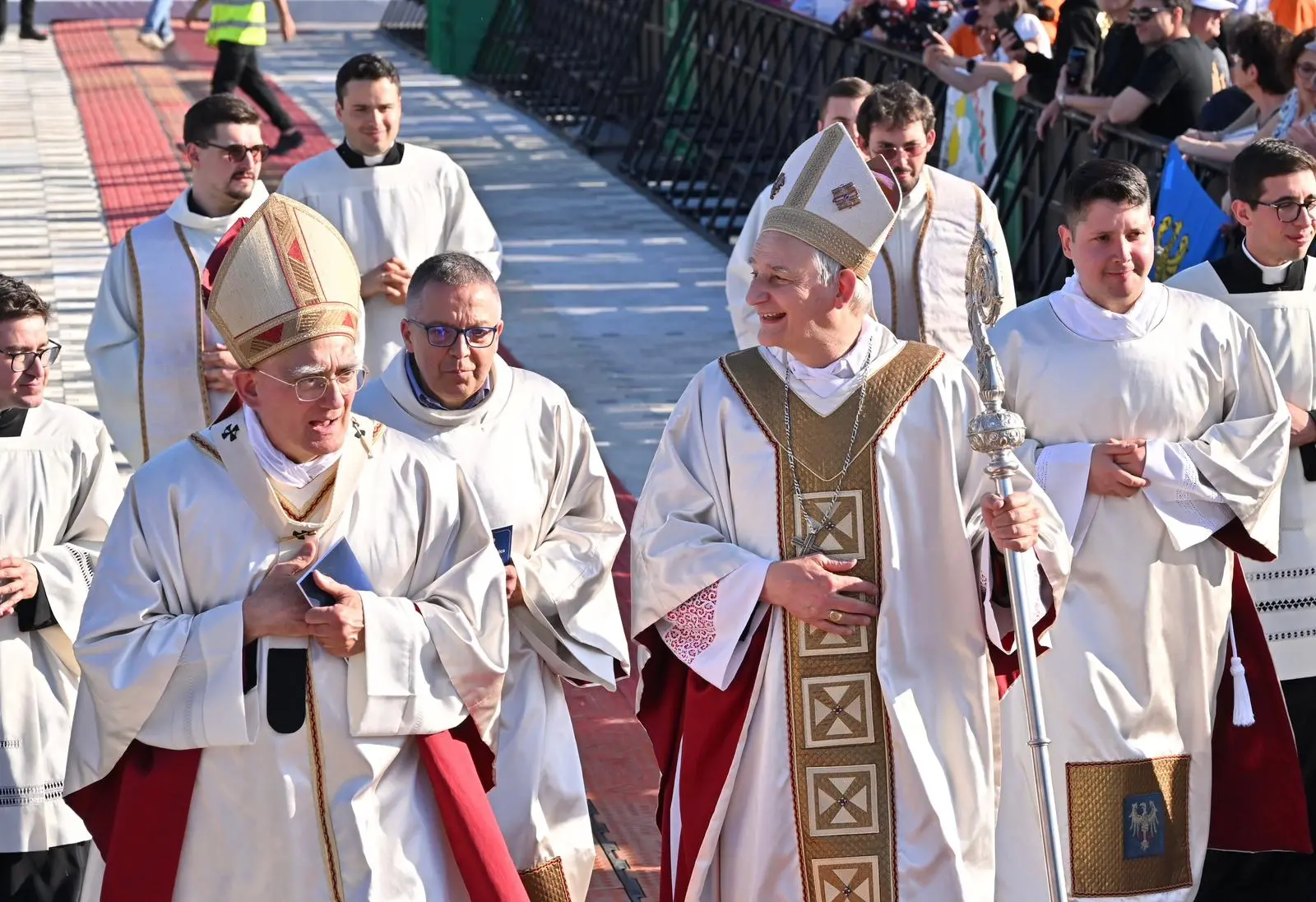 Circa 5 mila fedeli, 200 concelebranti e moltissime autorità. Alla Caserma Goi Pantanali di Gemona la messa di commemorazione delle vittime del terremoto, presieduta dal Cardinale Matteo Maria Zuppi. Ecco le immagini più belle (Foto Petrussi).