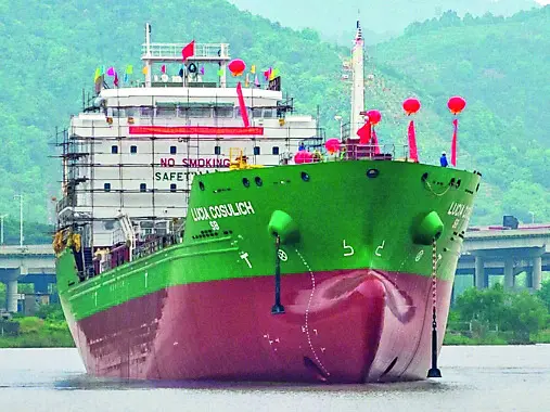 La nave cisterna "Lucia Cosulich" a metanolo appena varata dai cantieri cinesi della società triestina