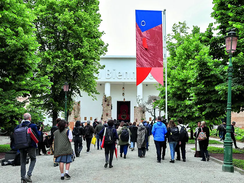 Il 5 maggio, nel giorno di preapertura, artisti, giornalisti e addetti ai lavori hanno affollato i padiglioni della Biennale di Venezia