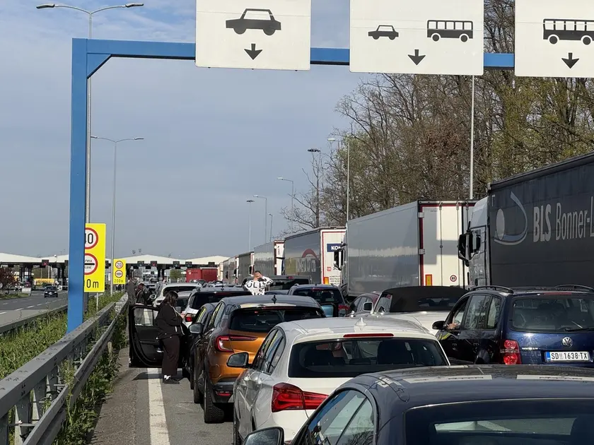 Coda a un valico nei Balcani