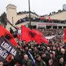 La folla in piazza a Pristina a febbraio manifesta contro il Tribunale speciale dell’Aia (foto Epa)