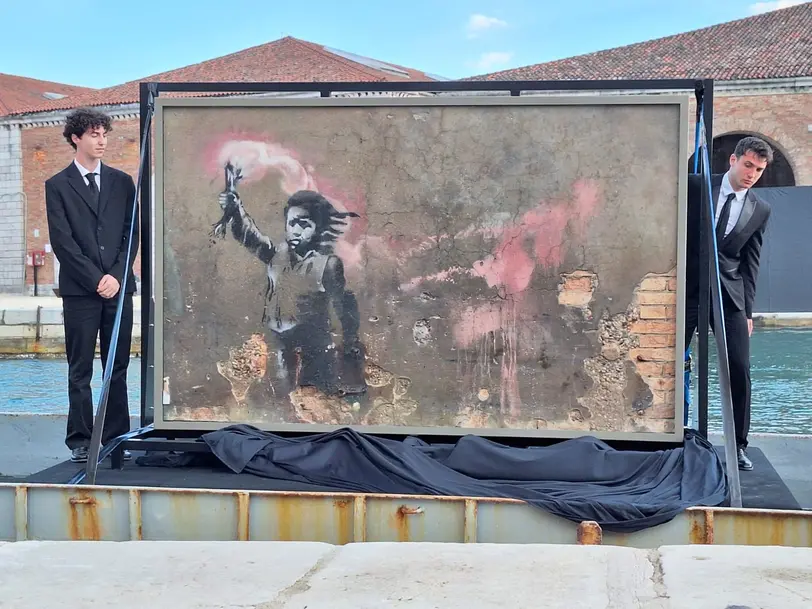 Il Bambino Migrante di Banksy restaurato torna a Venezia