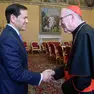 La stretta di mano tra Marco Rubio e il cardinale Parolin (foto Epa)