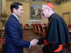 La stretta di mano tra Marco Rubio e il cardinale Parolin (foto Epa)