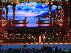 Andrea Bocelli ha incantato il pubblico con un concerto evento inserito nel tour celebrativo dei trent’anni di “Romanza”, l’album che ha portato la musica italiana nel mondo. Davanti a 15 mila spettatori, il tenore ha emozionato con il suo timbro inconfondibile e un repertorio capace di attraversare generazioni. Ad aprire la serata, tra lunghi applausi, la celebre “Di quella Pira” dal Trovatore di Giuseppe Verdi. Sul palco insieme a Bocelli anche i solisti Mariam Battistelli, Cecille, Dean Murphy e Andrea Griminelli, accompagnati dall’orchestra diretta da Marcello Rota (Foto Petrussi)