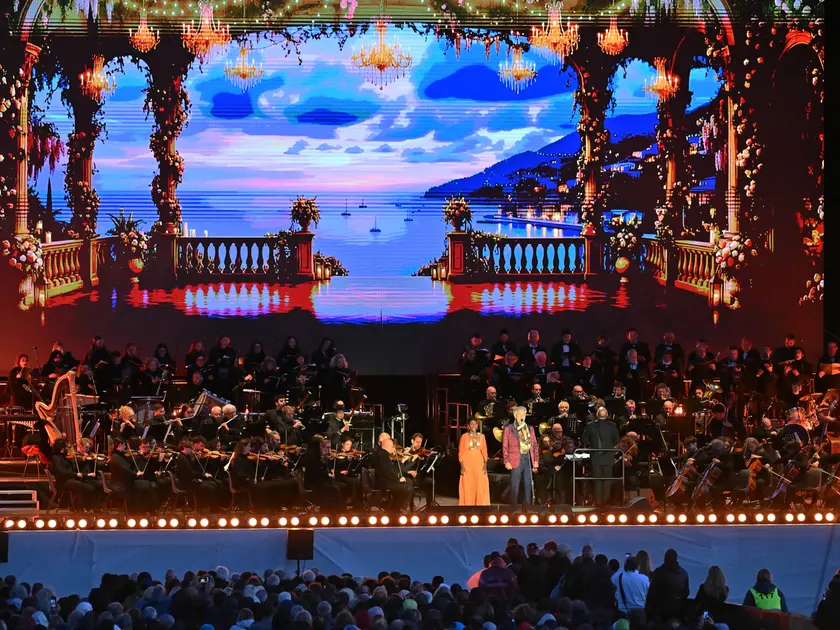 Andrea Bocelli ha incantato il pubblico con un concerto evento inserito nel tour celebrativo dei trent’anni di “Romanza”, l’album che ha portato la musica italiana nel mondo. Davanti a 15 mila spettatori, il tenore ha emozionato con il suo timbro inconfondibile e un repertorio capace di attraversare generazioni. Ad aprire la serata, tra lunghi applausi, la celebre “Di quella Pira” dal Trovatore di Giuseppe Verdi. Sul palco insieme a Bocelli anche i solisti Mariam Battistelli, Cecille, Dean Murphy e Andrea Griminelli, accompagnati dall’orchestra diretta da Marcello Rota (Foto Petrussi)