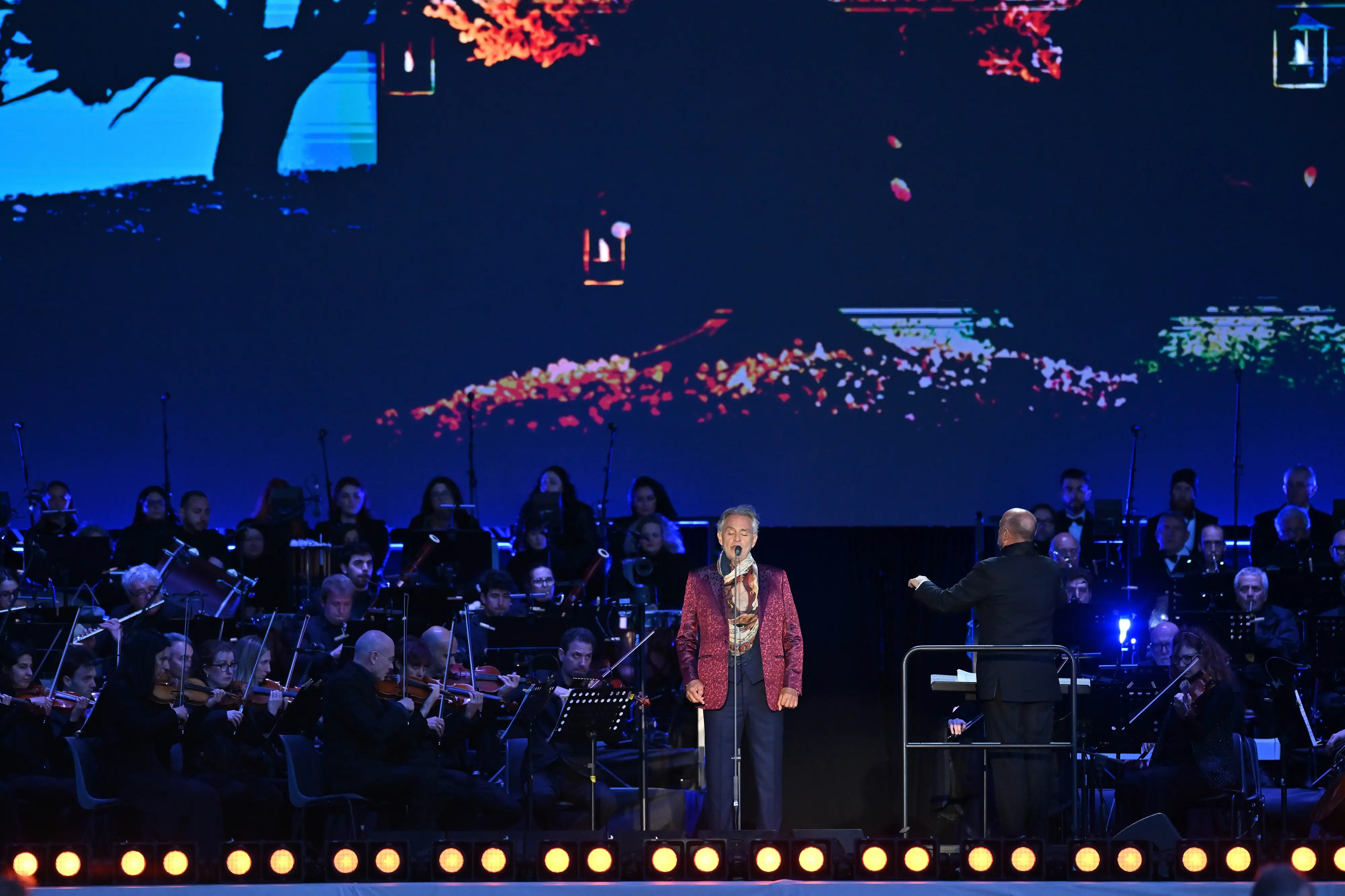 Andrea Bocelli ha incantato il pubblico con un concerto evento inserito nel tour celebrativo dei trent’anni di “Romanza”, l’album che ha portato la musica italiana nel mondo. Davanti a 15 mila spettatori, il tenore ha emozionato con il suo timbro inconfondibile e un repertorio capace di attraversare generazioni. Ad aprire la serata, tra lunghi applausi, la celebre “Di quella Pira” dal Trovatore di Giuseppe Verdi. Sul palco insieme a Bocelli anche i solisti Mariam Battistelli, Cecille, Dean Murphy e Andrea Griminelli, accompagnati dall’orchestra diretta da Marcello Rota (Foto Petrussi)