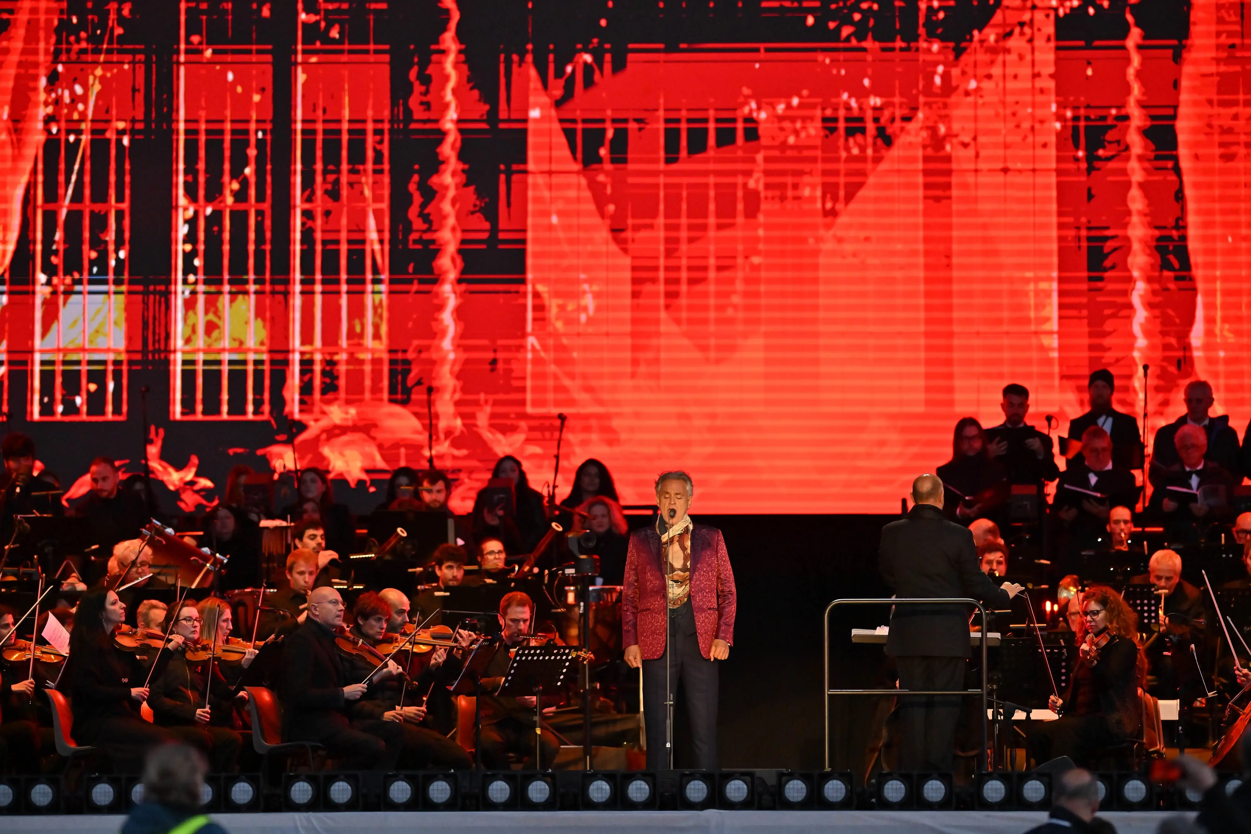 Andrea Bocelli ha incantato il pubblico con un concerto evento inserito nel tour celebrativo dei trent’anni di “Romanza”, l’album che ha portato la musica italiana nel mondo. Davanti a 15 mila spettatori, il tenore ha emozionato con il suo timbro inconfondibile e un repertorio capace di attraversare generazioni. Ad aprire la serata, tra lunghi applausi, la celebre “Di quella Pira” dal Trovatore di Giuseppe Verdi. Sul palco insieme a Bocelli anche i solisti Mariam Battistelli, Cecille, Dean Murphy e Andrea Griminelli, accompagnati dall’orchestra diretta da Marcello Rota (Foto Petrussi)