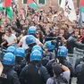 Momenti di tensione tra i manifestanti e le forze dell'ordine. Foto Interpress