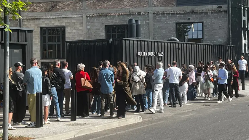 Le code all’ingresso della sede di Marghera della Golden Goose