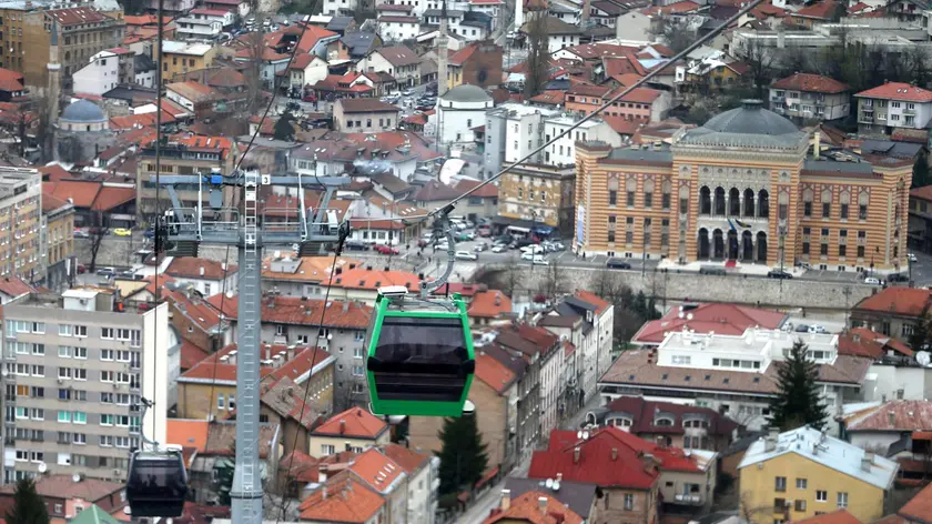 Una panoramica della città di Sarajevo vista dal monte Trebevic