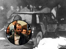 Nel tondo Alberto Savi, nella foto grande un'immagine d'archivio (1991) del luogo dell'attentato al Pilastro a Bologna dove persero la vita tre carabinieri