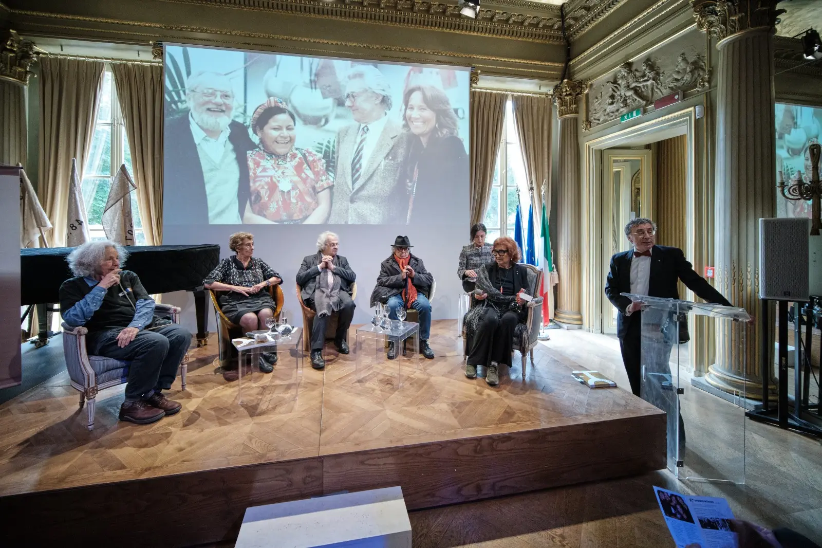 Il Premio Nonino celebra il traguardo dei 50 anni a Parigi. Da sinistra Ariane Mnouchkine, Suad Amiry, Amin Maalouf, Adonis, Giannola Nonino. A destra il direttore dell'Istituto Italiano di Cultura di Parigi, Antonio Calbi