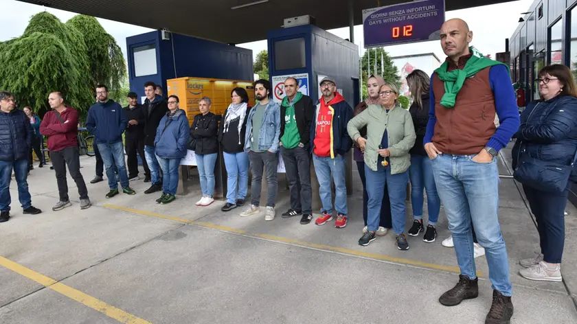 Operai in protesta fuori dallo stabilimento Electrolux a Susegana