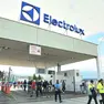 L’uscita dei lavoratori dallo stabilimento di Porcia (Foto Ambrosio)