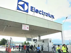 L’uscita dei lavoratori dallo stabilimento di Porcia (Foto Ambrosio)