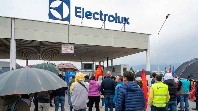 I lavoratori fuori dallo stabilimento Electrolux di Porcia (Foto Petrussi / Brisotto)