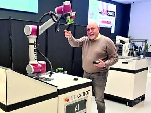L’imprenditore friulano Massimo Agostini con un Cobot