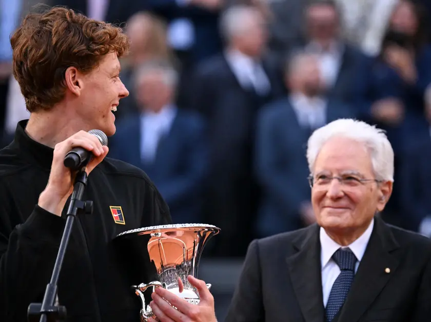 Jannik Sinner e Sergio Mattarella durante la premiazione degli Internazionali d'Italia