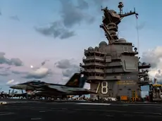 Il lancio di un aereo dal ponte di volo della più grande portaerei del mondo, la Gerald R. Ford
