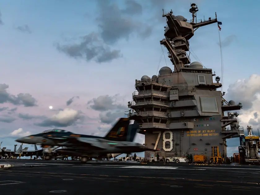 Il lancio di un aereo dal ponte di volo della più grande portaerei del mondo, la Gerald R. Ford