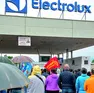 Un presidio di protesta davanti alla sede Electrolux di Porcia © Foto Petrussi / Marco Brisotto