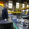 Un operaio al lavoro alla Speedline